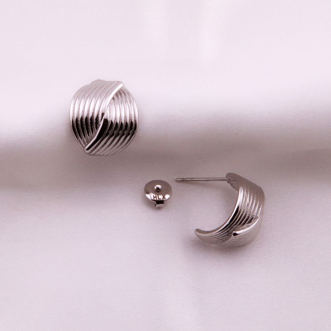 Aretes de Línea Cruzada en Acero Inoxidable Plateado