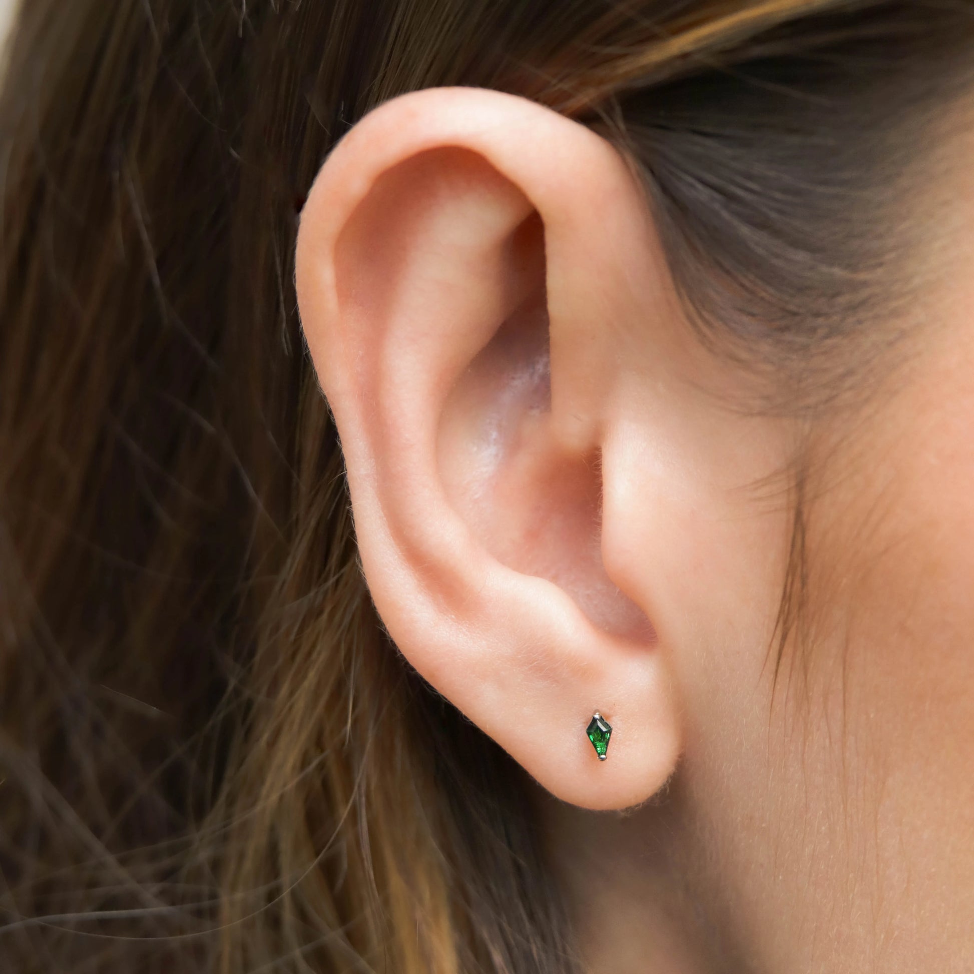 Labret Triángulo Verde en Titanio