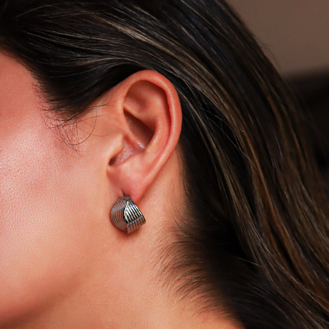 Aretes de Línea Cruzada en Acero Inoxidable Plateado