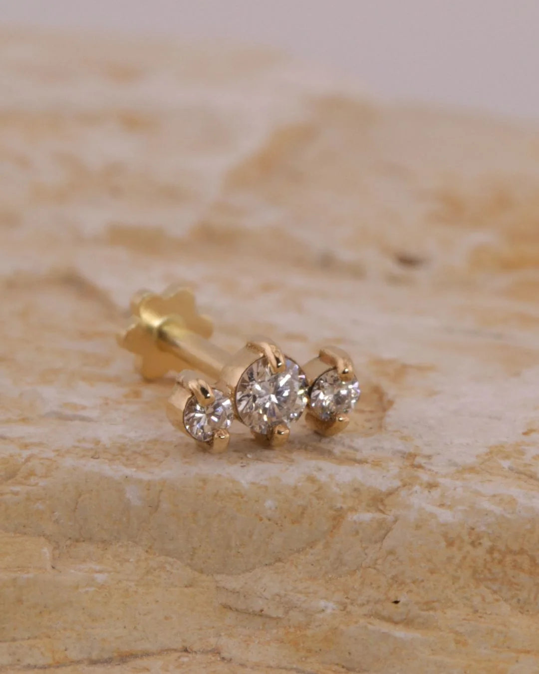 Labret Triple Diamante en Oro Sólido 18K