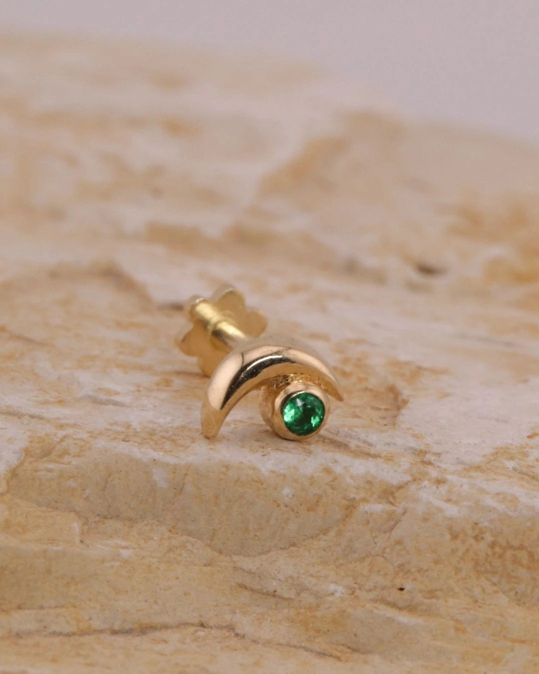 Labret Media Luna con Esmeralda Colombiana en Oro 18K