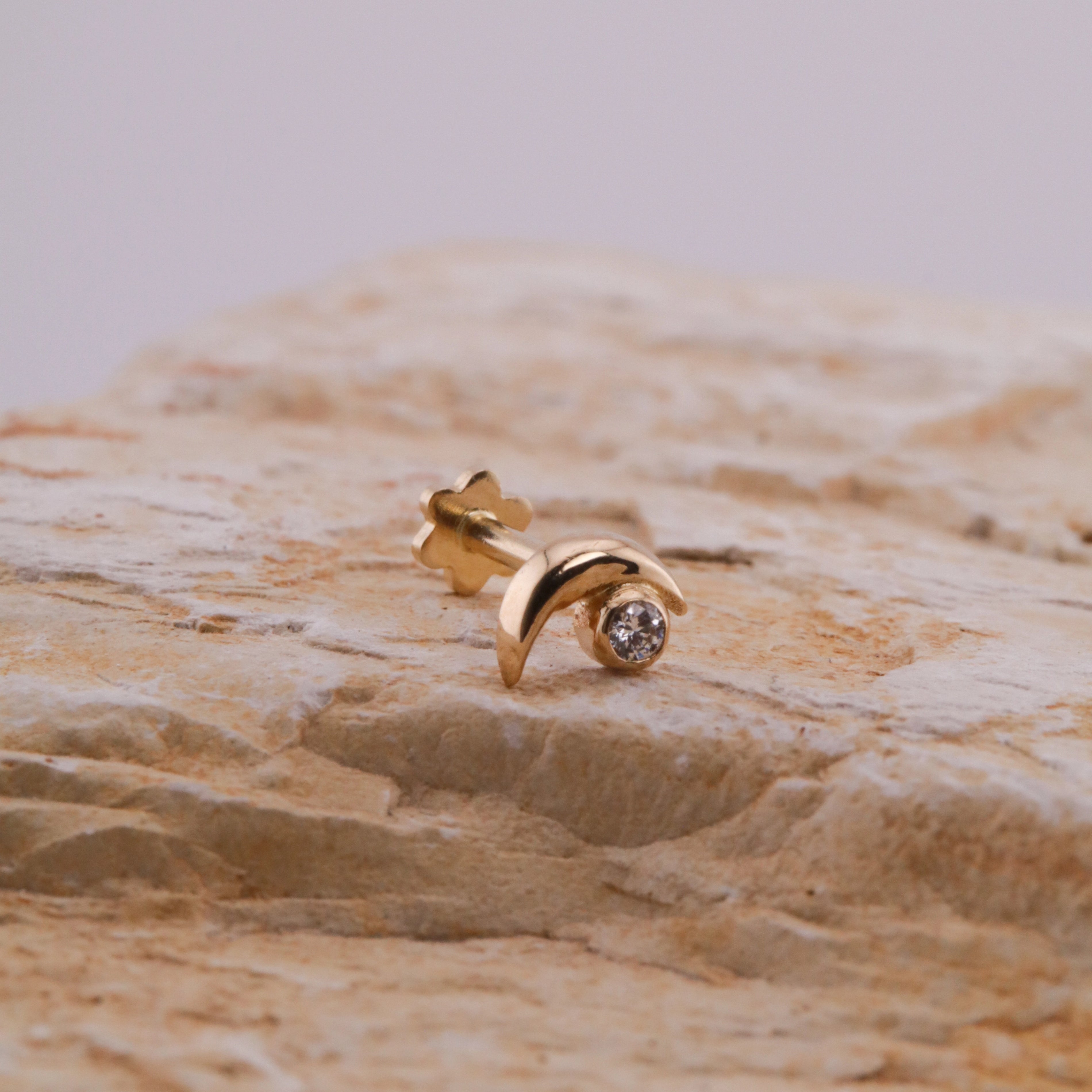 Labret Media Luna con Diamante Natural en Oro 18K