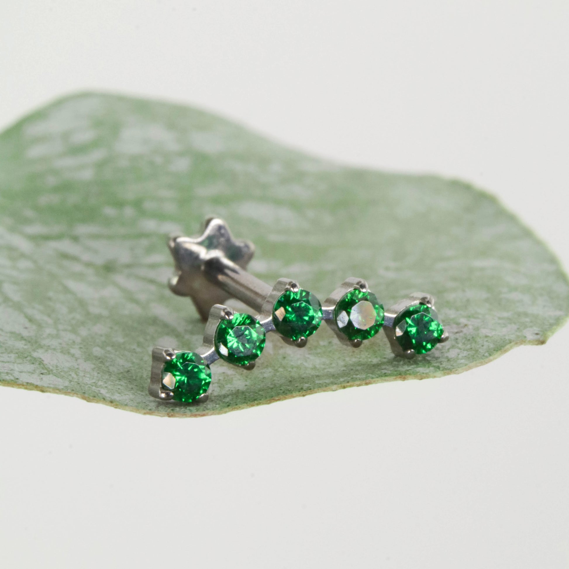Labret Penta Verde en Titanio