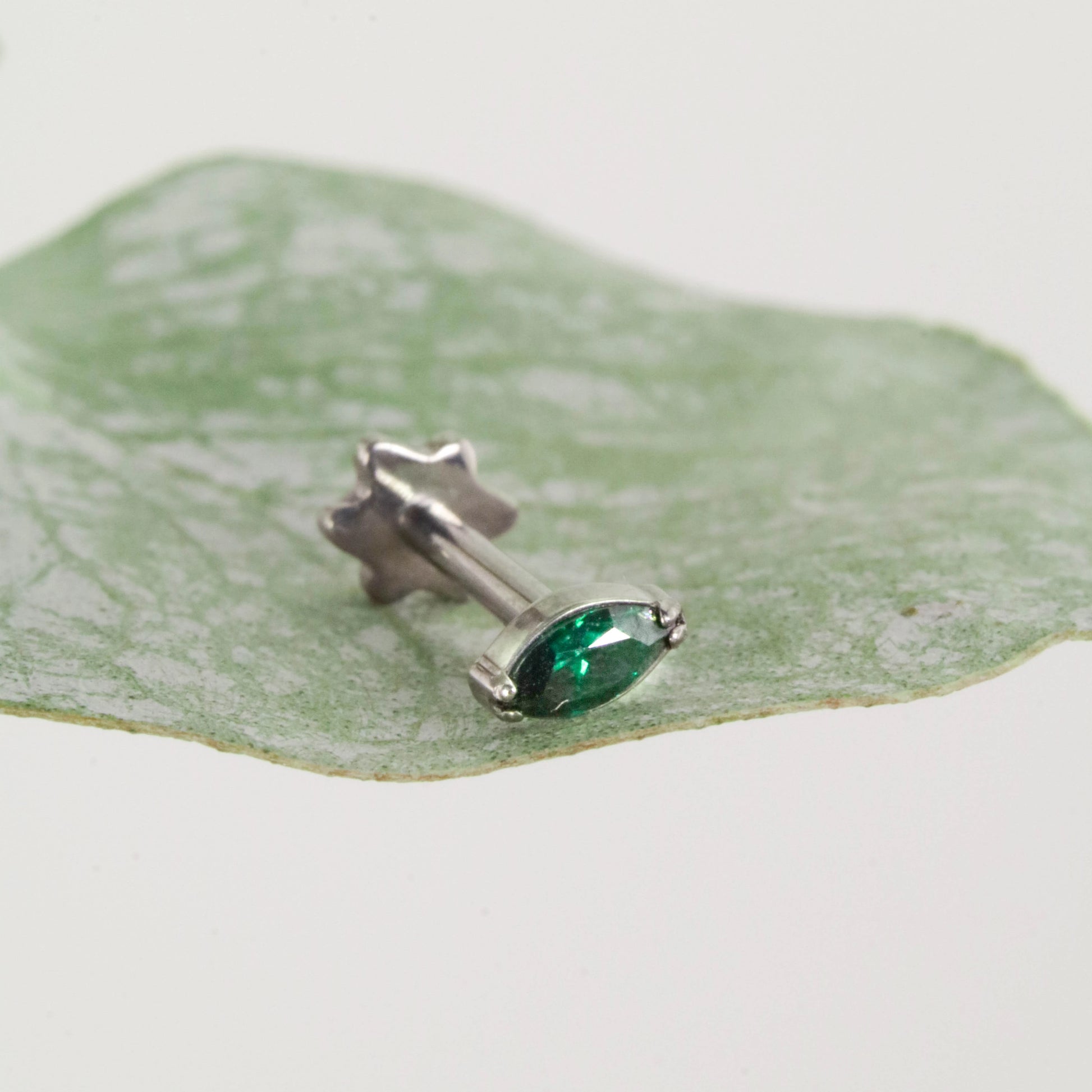Labret Zafiro Verde en Titanio