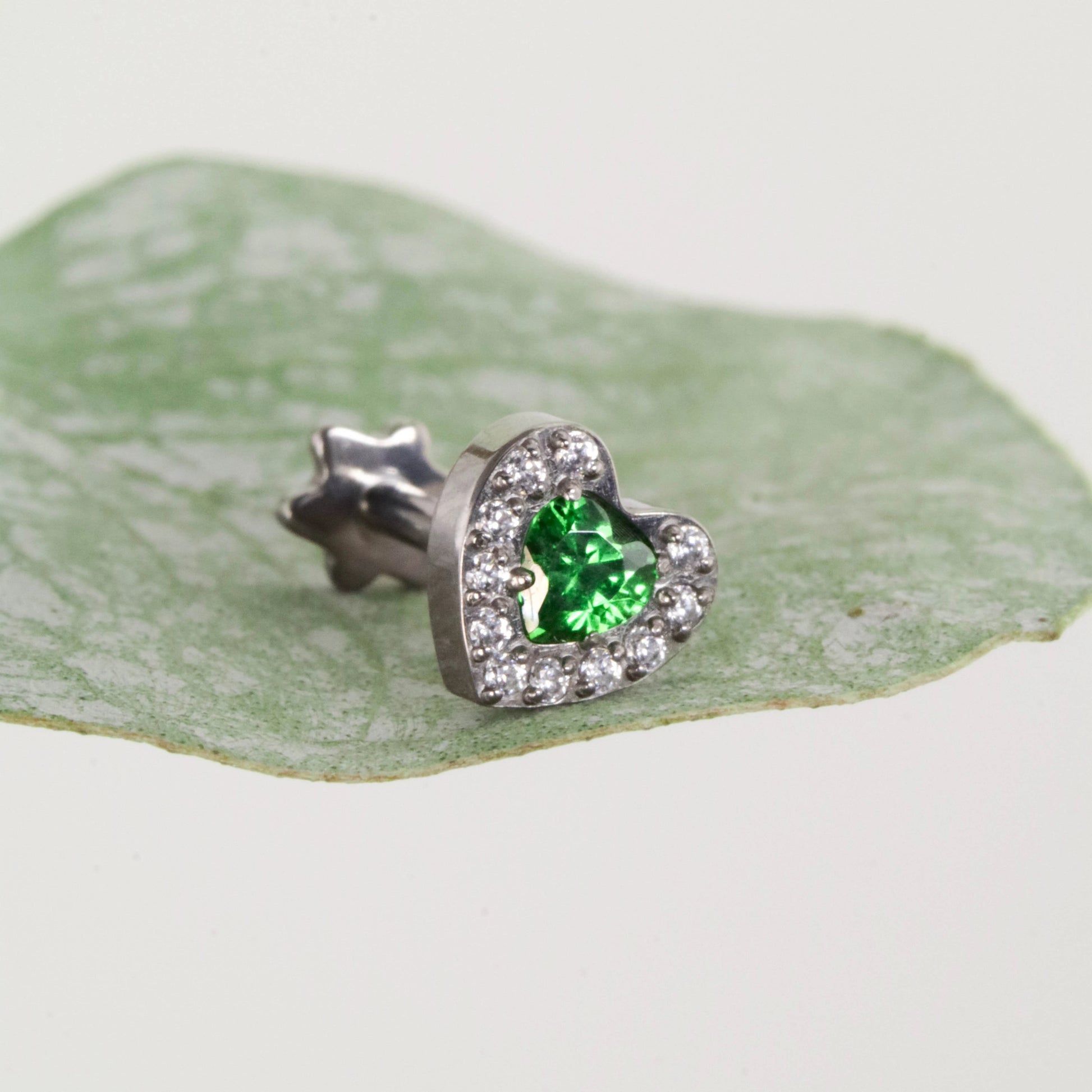 Labret Corazón Verde en Titanio Grado Implante