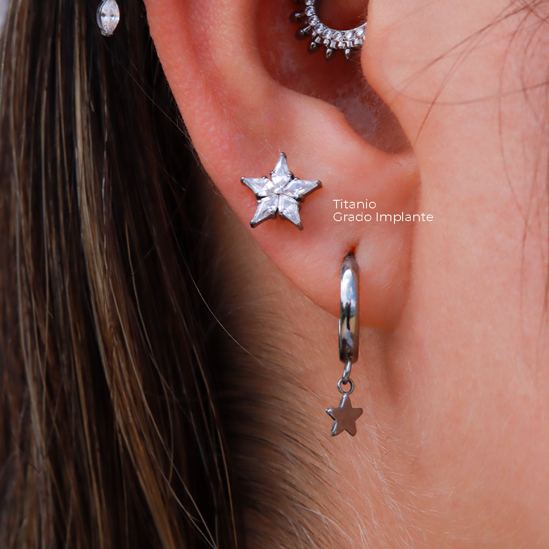 Aretes con dije de estrella en titanio