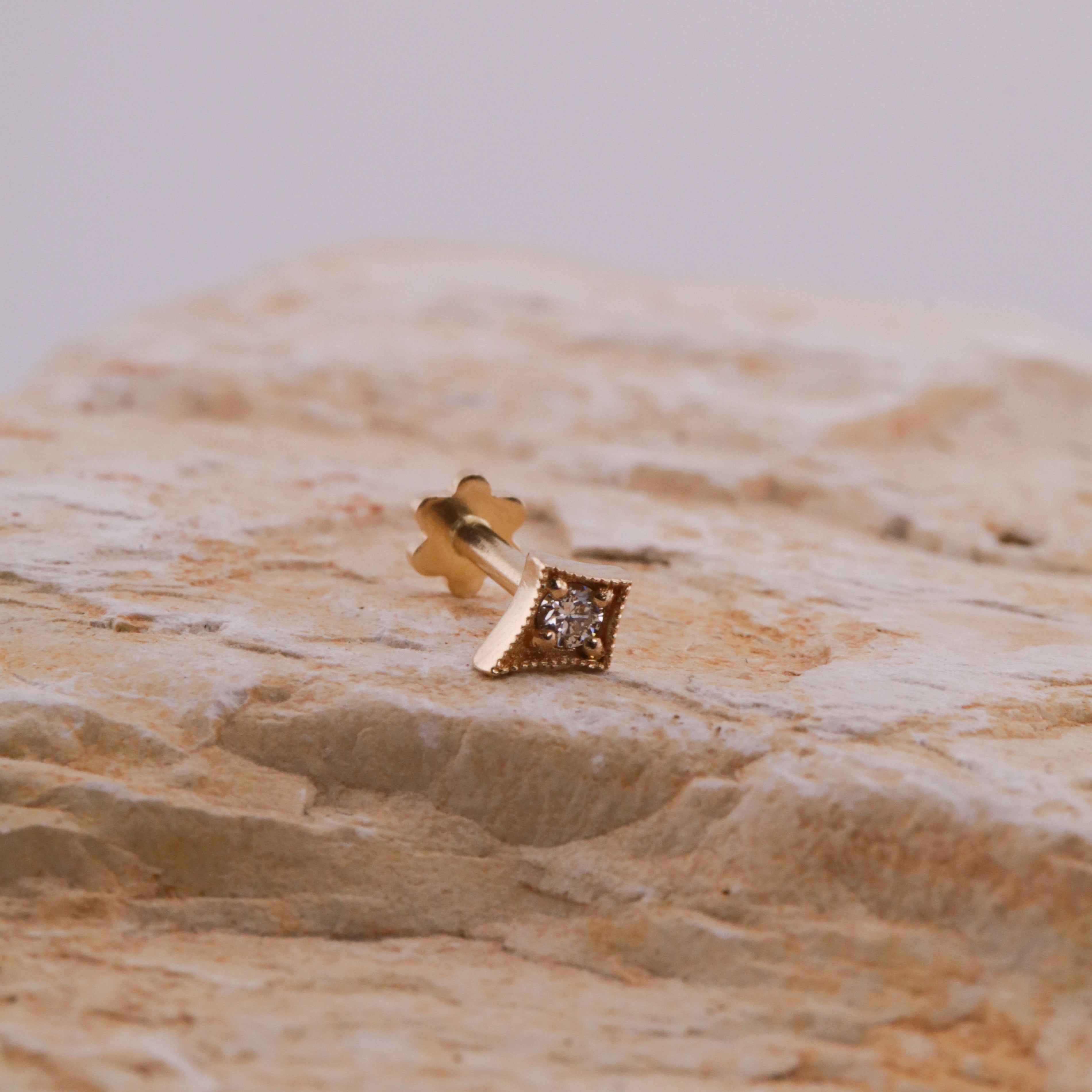 Labret Triángulo con Diamante Natural en Oro 18K