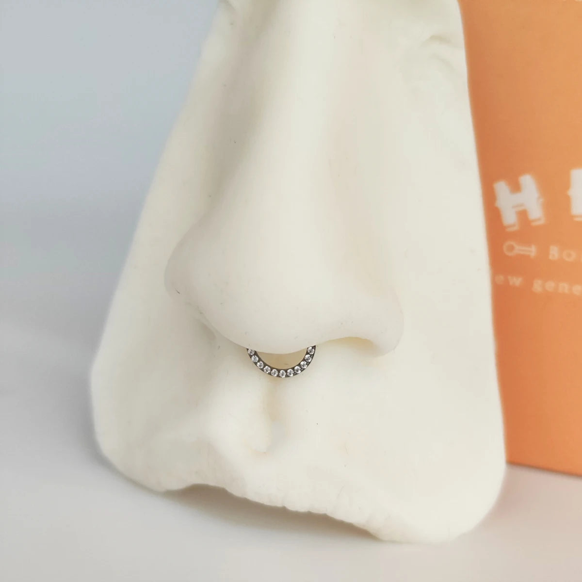Aro Clicker Frontal con Zirconias para Daith y Septum en Titanio Plateado