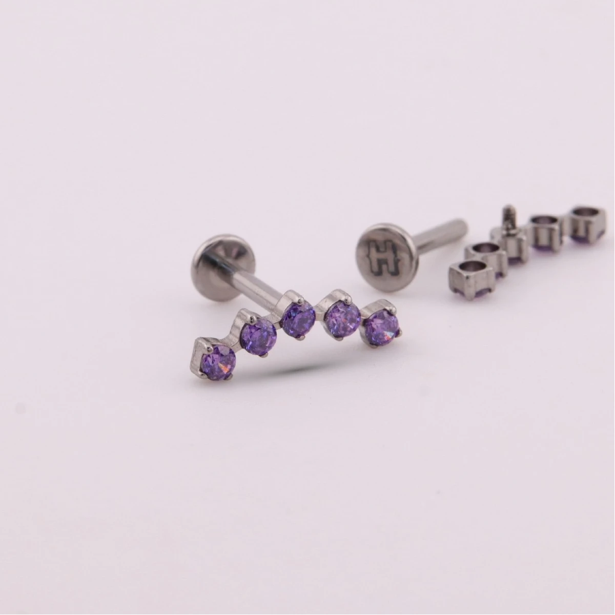 Labret Penta con Zirconias en Titanio