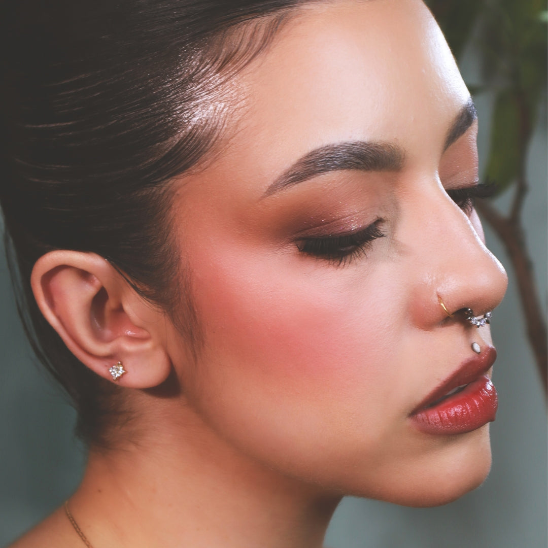 Labret Primavera Dorada en Titanio Grado Implante con Zirconias Hexagonales