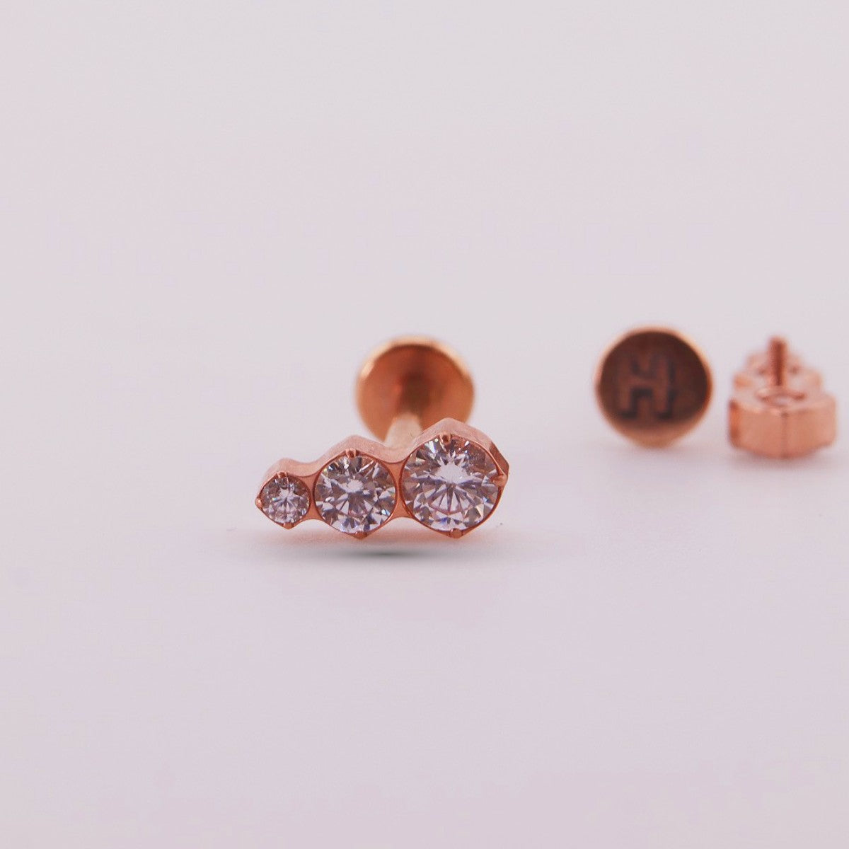 Labret en Titanio Mina
