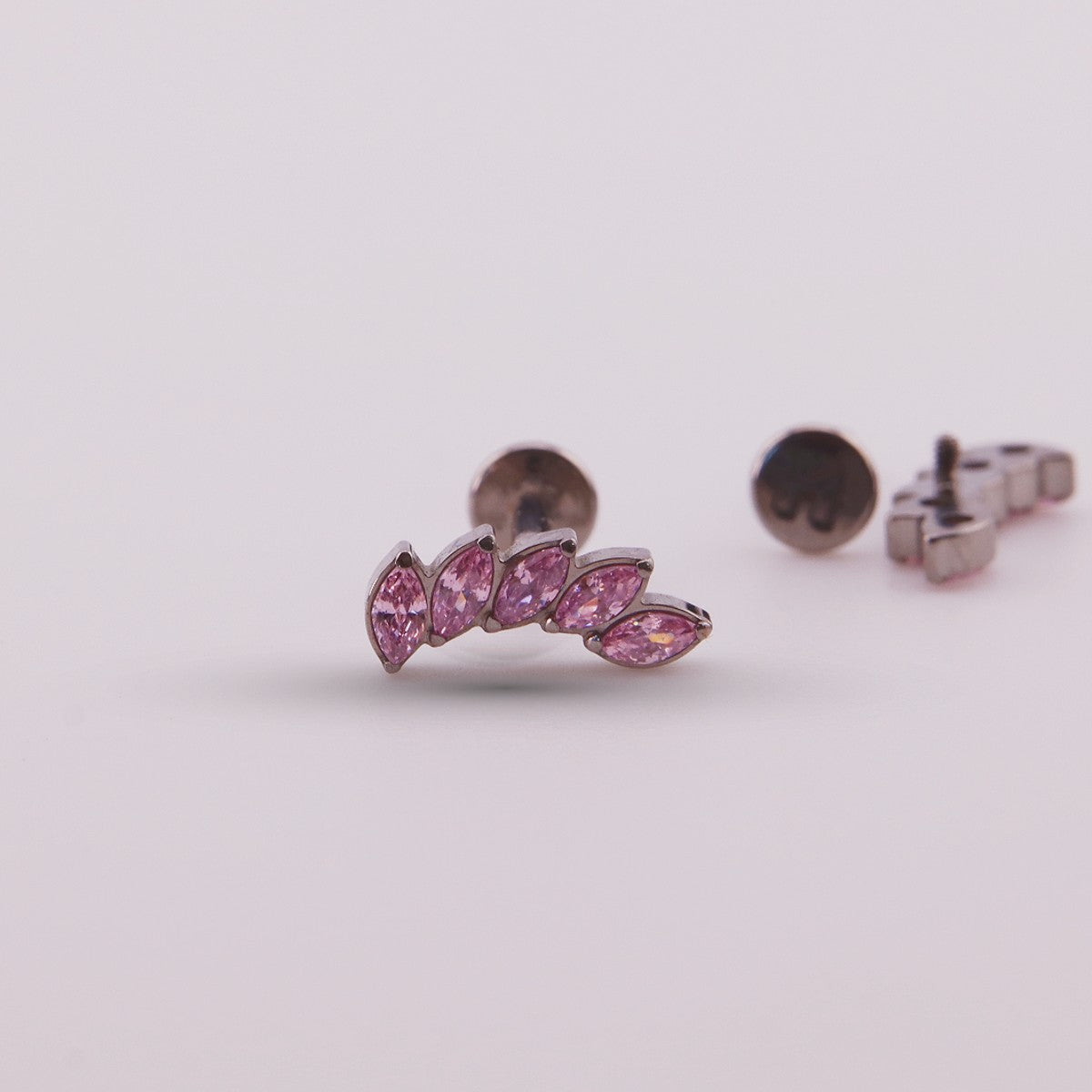 Labret Ángel en Titanio con Zirconias