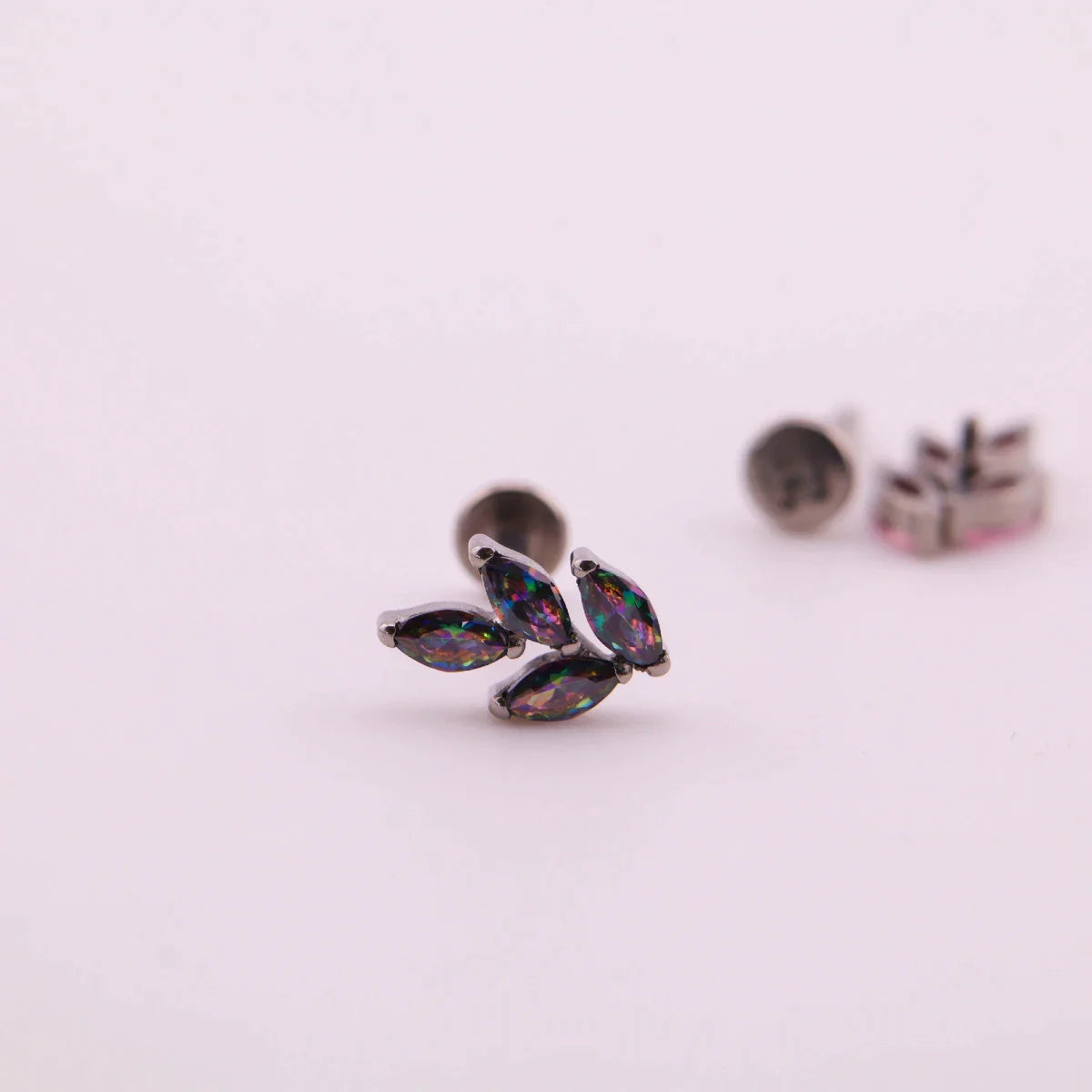 Labret Jane Rama con Hojas en Titanio