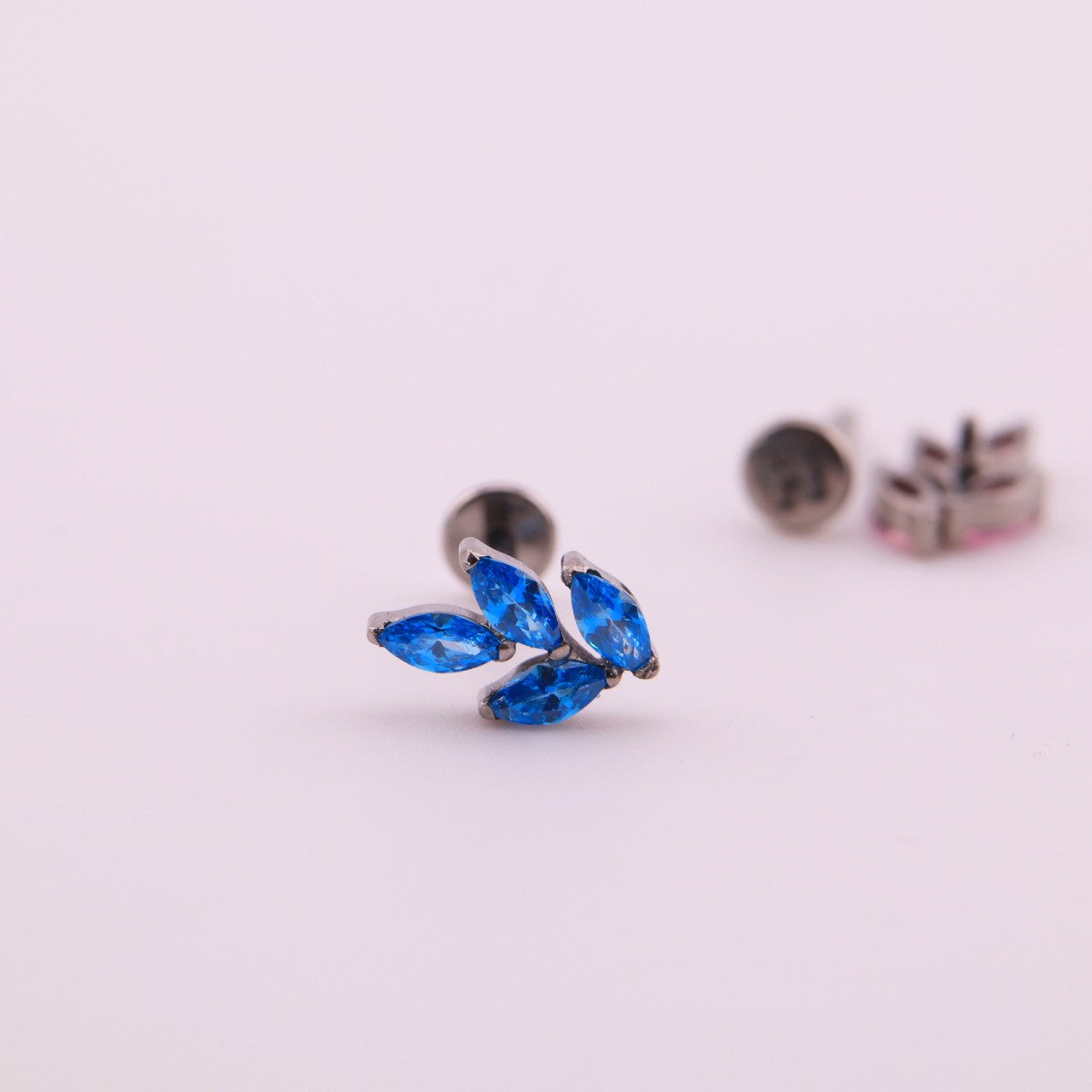 Labret Jane Rama con Hojas en Titanio